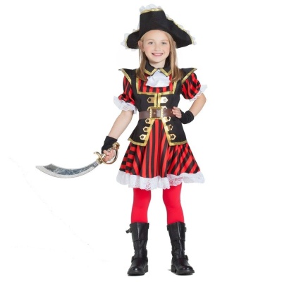 Menina com fantasia de pirata vermelha e preta com chapéu, botas e espada de brinquedo