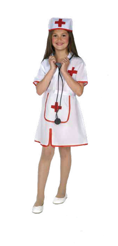 Menina vestida com fato de enfermeira branco com cruz vermelha e estetoscópio