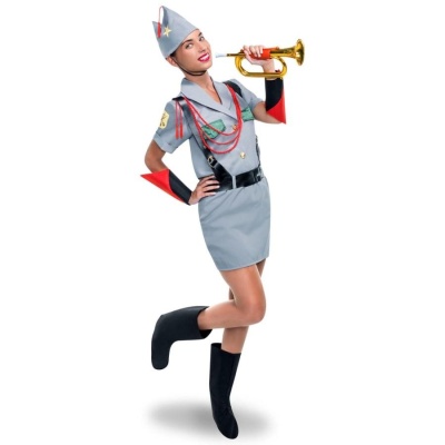 Mulher com uniforme cinzento e trombeta dourada em fundo branco