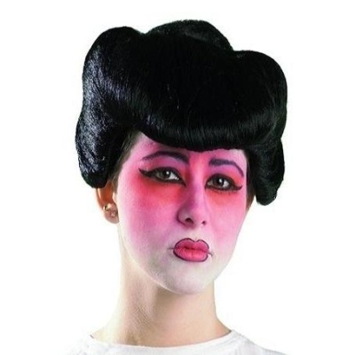 Rosto de mulher com maquilhagem artística e penteado preto estilizado