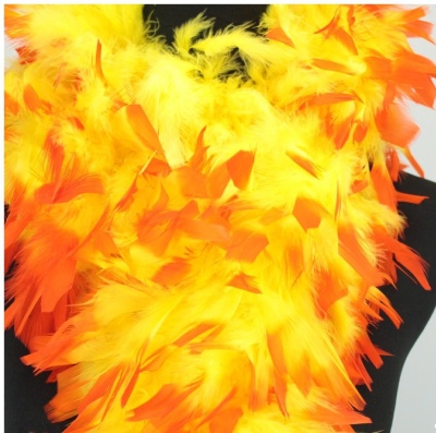 Lenço de penas amarelas e laranja em manequim preto