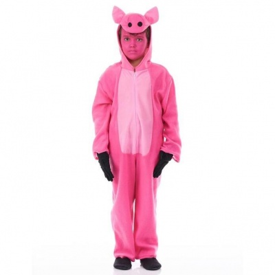 Criança em macacão rosa de fantasia de porco com capuz e orelhas, luvas e sapatos pretos