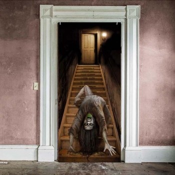 Porta branca com escadaria e figura assustadora com rosto pintado no fim das escadas