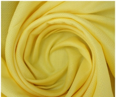 Tecido amarelo claro com textura de malha dobrado em espiral
