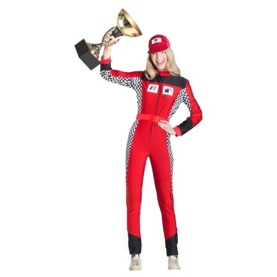 Mulher com macacão de corrida vermelho e boné vermelho segurando um troféu dourado