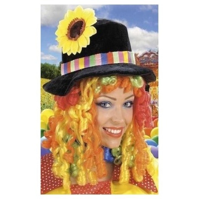 Pessoa com peruca colorida e chapéu preto com flor de girassol