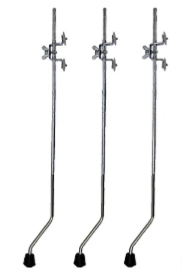 Três varas metálicas com pontas curvas e bases pretas