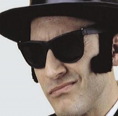 Óculos de sol pretos com lentes escuras usados por pessoa com chapéu preto