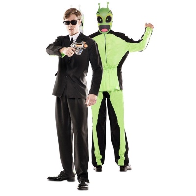 Dois adultos, um de fato preto e outro de fato de alienígena verde e preto.