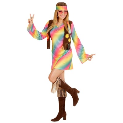 vestido multicolorido tie-dye com colete de franjas, faixa de cabelo e botas castanhas