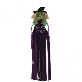 Boneca decorativa verde com chapéu preto e vestido roxo com texto
