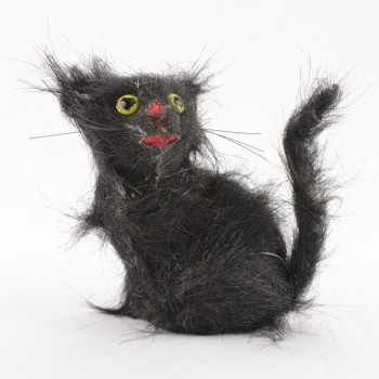 Boneco felpudo de gato preto com olhos amarelos e nariz vermelhos