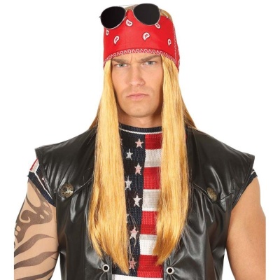 Homem com peruca loira e colete preto de material sintético