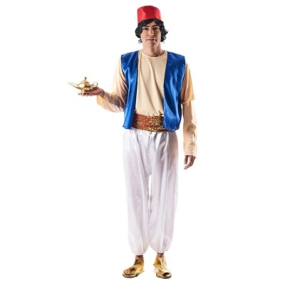 Homem de fantasia Aladino com colete azul, faixa vermelha e lâmpada dourada.