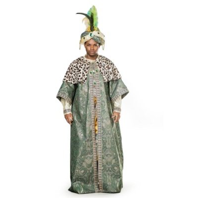 Homem com traje tradicional verde e turbante com pena