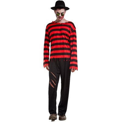 Homem com camisola listrada vermelha e preta, calças pretas rasgadas, chapéu preto e óculos espelhados