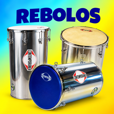 Três instrumentos de percussão rebolos metálicos com peles branca, bege e azul e etiquetas CONTEMPORÂNEA