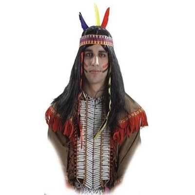 Fato fantasia indígena marrom com franjas vermelhas e cocar com penas coloridas