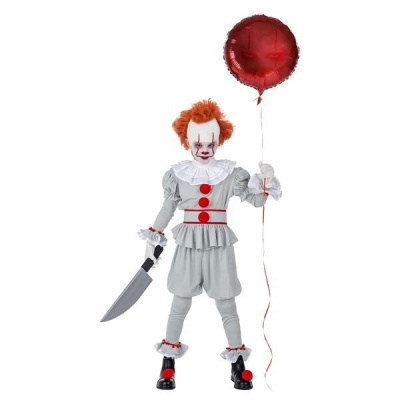 Criança vestida com fantasia de palhaço cinzenta e vermelha segurando faca de brinquedo e balão vermelho
