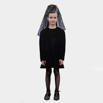 Menina com vestido preto e véu rendado