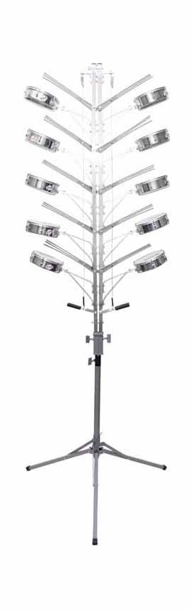 Suporte metálico com base tripé e braços ajustáveis em fundo branco