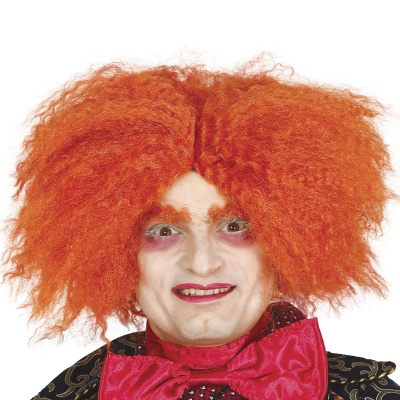 Pessoa com peruca laranja encaracolada grande, laço vermelho e maquiagem marcante