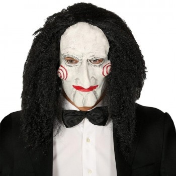 Máscara branca com cabelo negro longo e pintas vermelhas, usada com fato preto