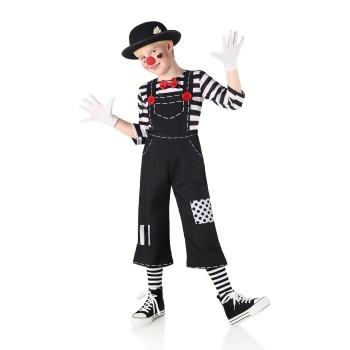 Criança vestida com fantasia de palhaço colorida com calças pretas, camisa listrada e chapéu preto