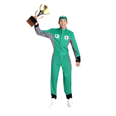 Homem com macacão de corrida verde e troféu em fundo branco