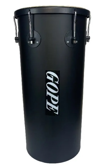 Tambor de percussão preto com a palavra GOPE