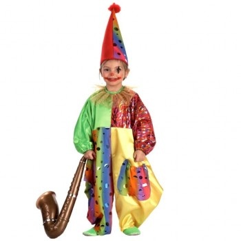Criança em fato de palhaço colorido e chapéu com um saxofone de brinquedo