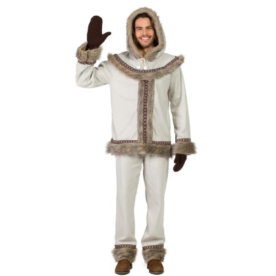 Fato etno branco com detalhes decorativos castanhos e cinzentos, pêlo nas bordas, luvas e sapatos castanhos