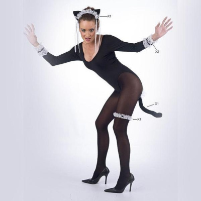 Mulher com fato de gato preto e acessórios brancos em fundo claro.