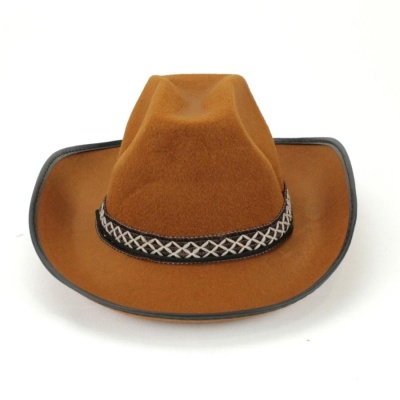 Chapéu castanho de feltro com faixa decorativa preta e branca
