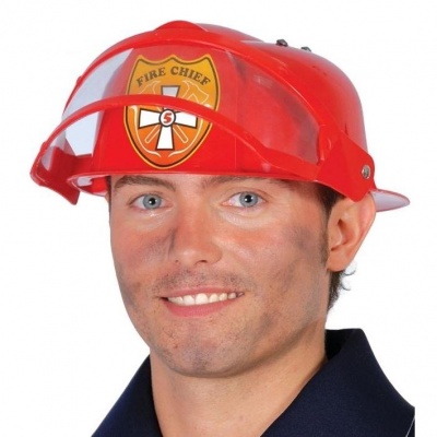 Homem com capacete vermelho de chefe dos bombeiros e rosto esfumaçado