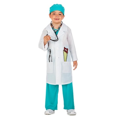 Criança vestida com traje de médico infantil branco e verde-turquesa segurando estetoscópio