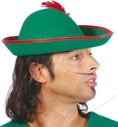 Homem de perfil com chapéu verde e pena vermelha