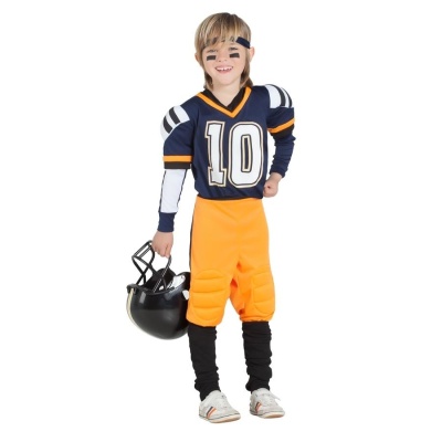 Criança com equipamento de futebol americano azul, laranja e preto segurando um capacete preto
