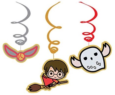 Três pendentes decorativos em espiral com figuras coloridas, incluindo asas, personagem e máscara.