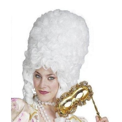 Mulher com peruca branca barroca, traje floral pastel e máscara dourada