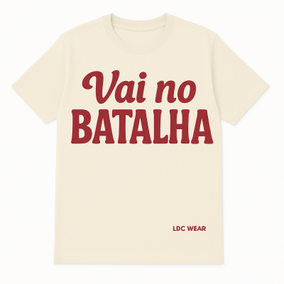 T-shirt creme com texto 'Vai no BATALHA' em castanho