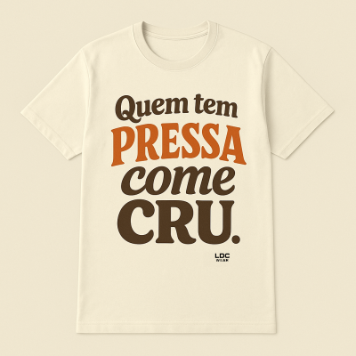 T-shirt bege com texto colorido em português.