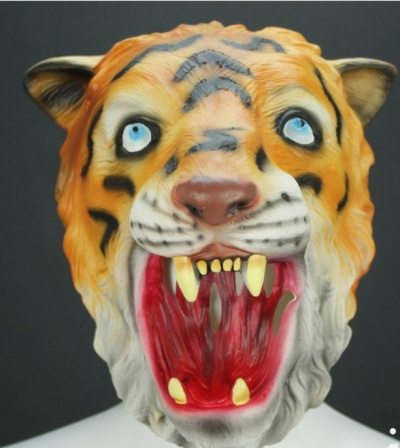 Máscara de cabeça de tigre colorida com boca aberta