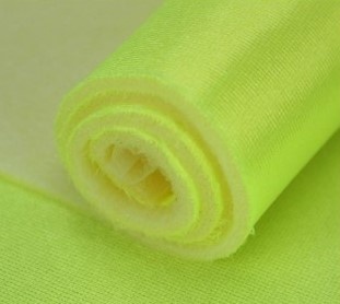 Rolo de tecido amarelo fluorescente com textura suave