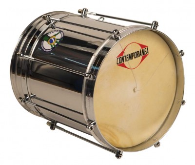 Tambor de percussão metálico com pele bege e marca CONTEMPORANEA