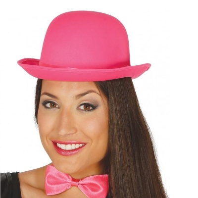 Mulher com chapéu coco rosa e gravata borboleta rosa