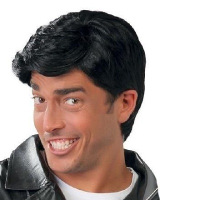 Homem com peruca preta curta e lisa e jaqueta preta brilhante