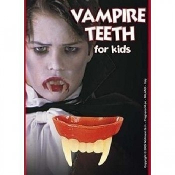 Criança vestida de vampiro com dentes falsos e embalagem 'VAMPIRE TEETH for kids'.