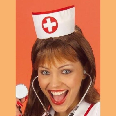 Mulher com chapéu de enfermeira e estetoscópio com fundo laranja