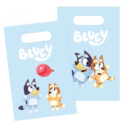 Duas sacolas de plástico azul claro com personagens de cães e texto 'BLUEY'
